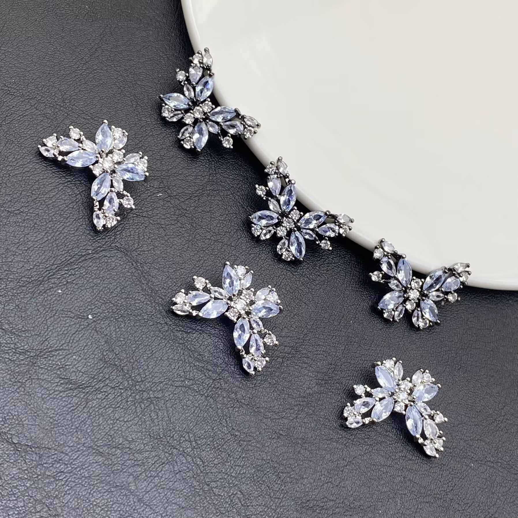 Color-preserving, full-diamond butterfly pattern, through-hole, multi-hole handmade crystal bracelet/jewelry accessory/bead stringing